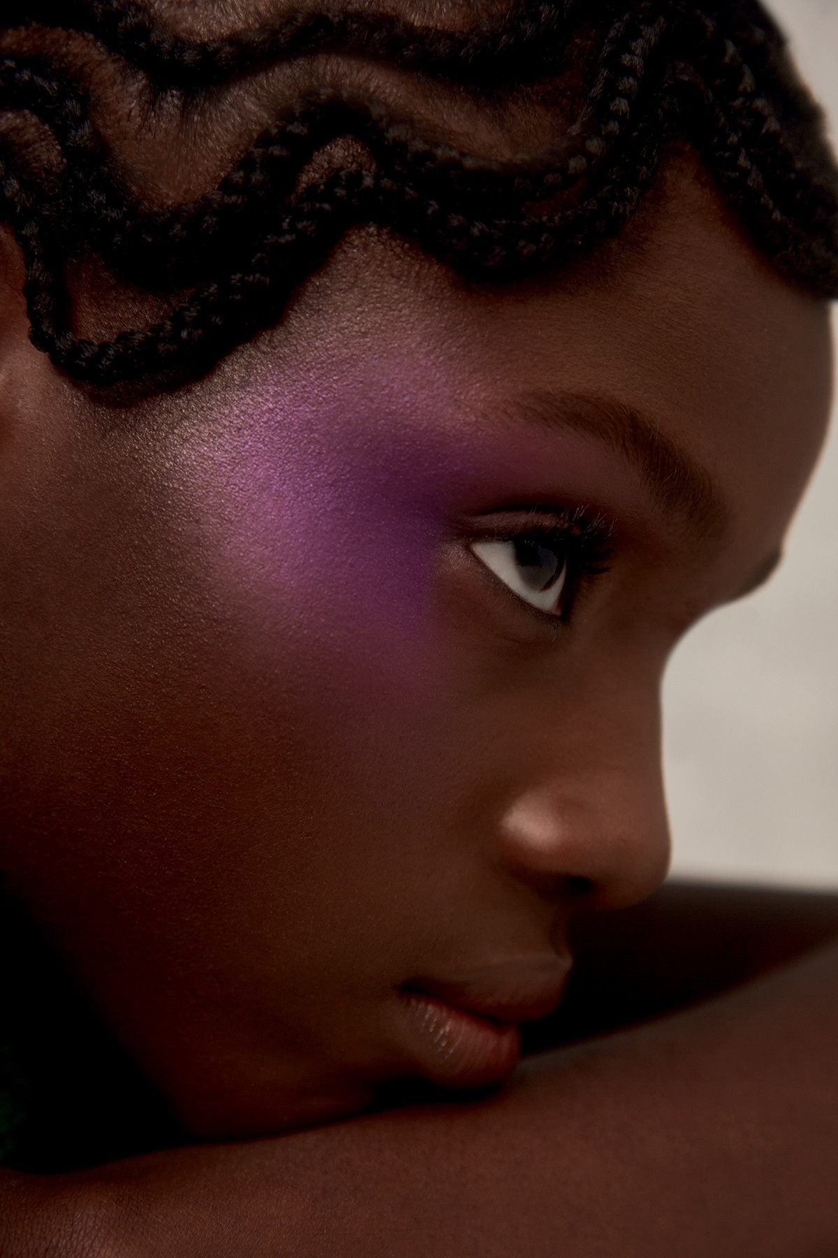 Beleza colorida: passo a passo de maquiagem roxa com muito brilho - Revista  Marie Claire