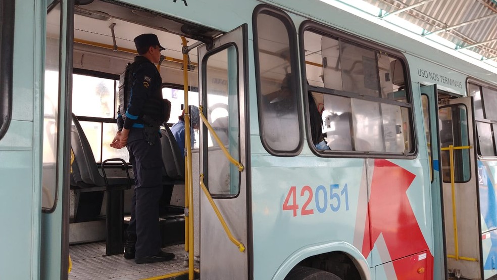 Ônibus circulam em Fortaleza com policiais embarcados — Foto: Sistema Verdes Mares