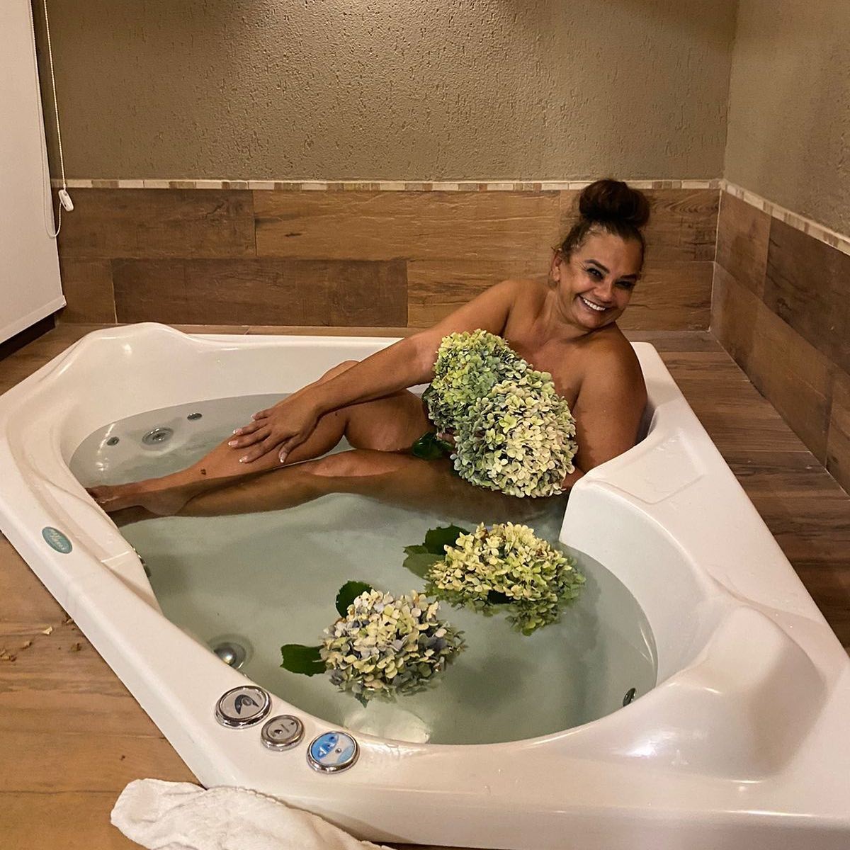 Solange Couto posa em banheira com flores (Foto: Reprodução / Instagram)