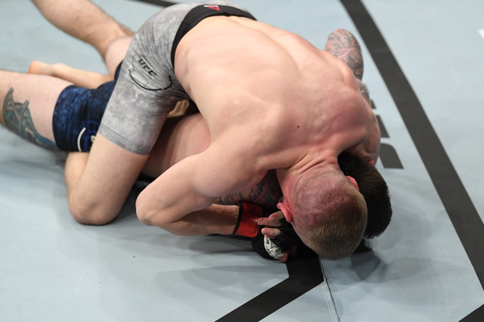 Grant Dawson encaixa o mata-leão que finalizou Darrick Minner no UFC Norfolk — Foto: Getty Images
