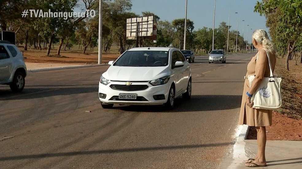 Pedestres não conseguem atravessar avenida com tranquilidade — Foto: Reprodução/TV Anhanguera