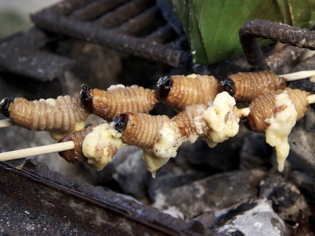 Larva é preparada para consumo no Equador (Foto: Reuters/Guillermo Granja)