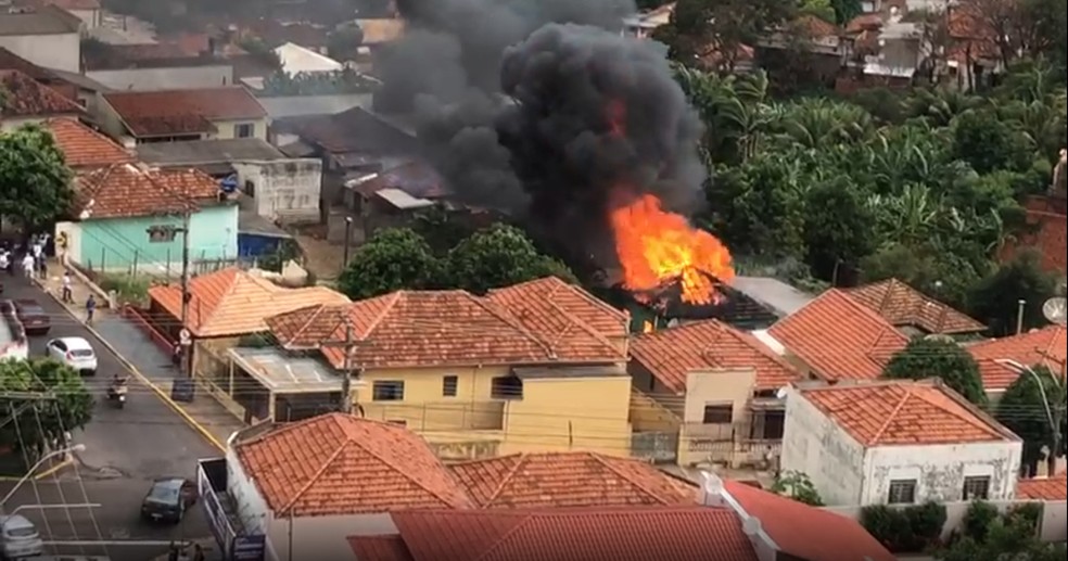 Fogo destruiu casa na Vila Marcondes, em Presidente Prudente — Foto: Luciane Gomes Trevisan