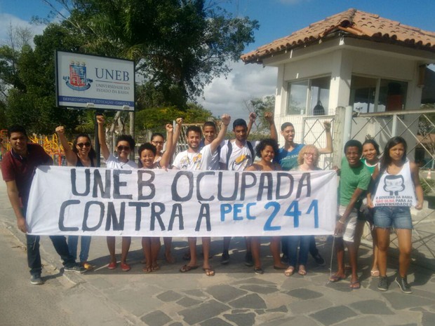 Estudantes da Uneb protestam para que Justiça e Governo resolvam