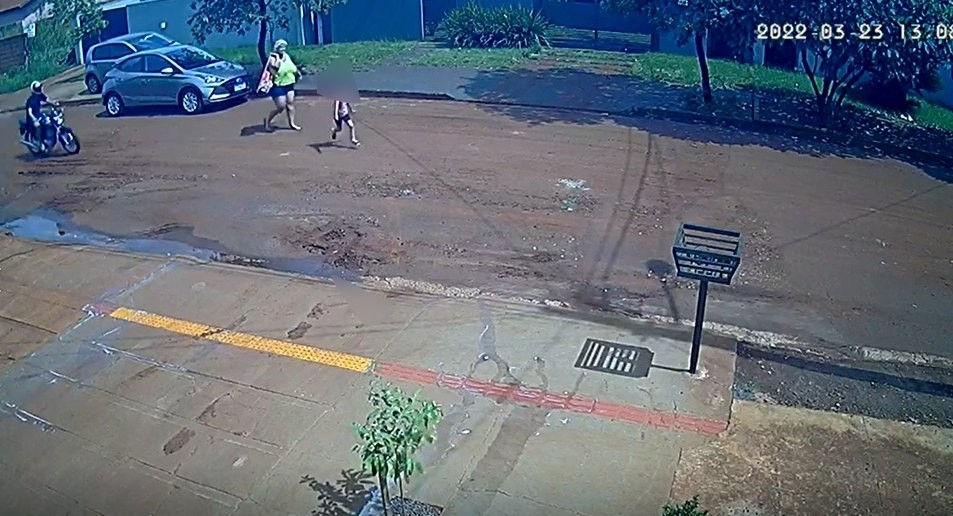 Menina é atropelada por motociclista ao sair de creche e motorista foge sem prestar socorro; veja vídeo
