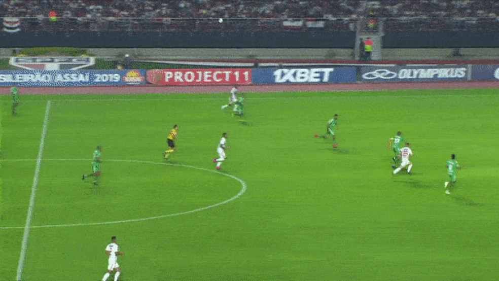 Antony pressiona Douglas e Gum, e Raniel rouba a bola para fazer o terceiro gol — Foto: GloboEsporte.com