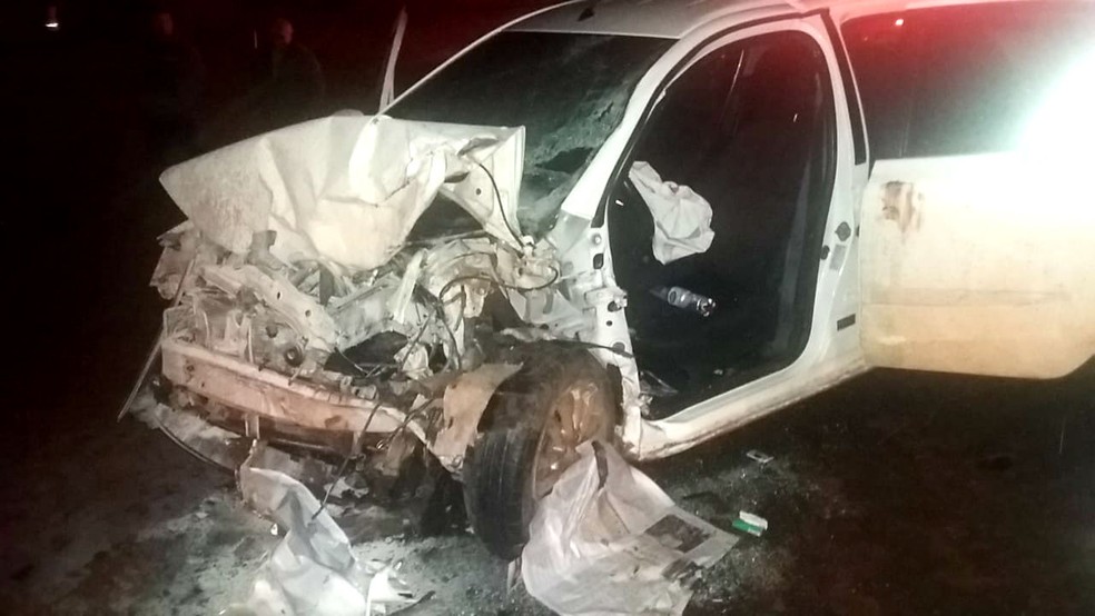 Em um dos carros envolvidos, duas mulheres foram resgatadas com ferimentos (Foto: Corpo de Bombeiros/Divulgação)