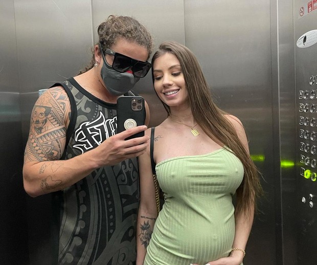 Whindersson Nunes se derrete pela barriga de grávida de Maria Lina Deggan (Foto: Reprodução/Instagram)