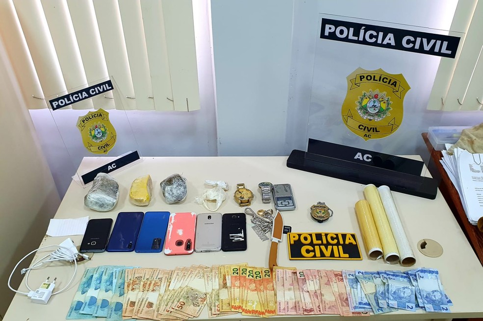Parentes foram presos com dinheiro, maconha, cocaína, celulares e material para preparar os entorpecentes — Foto: Arquivo/Polícia Civil