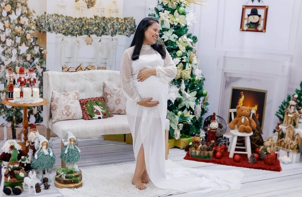 Nas redes sociais, a grávida chegou a postar fotos de ensaio de gestante com tema de Natal.  — Foto: Redes sociais/Reprodução