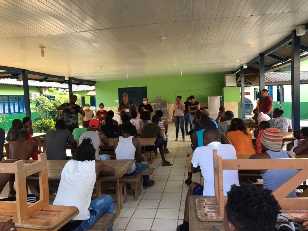 Cidade do AC usa frango da merenda escolar para alimentar quase 300 imigrantes instalados em 2 escolas — Foto: Asscom/Prefeitura Assis Brasil
