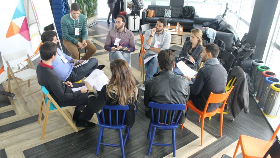 Sessão de mentoria entre especialistas e empreendedores (Foto: Artemisia)