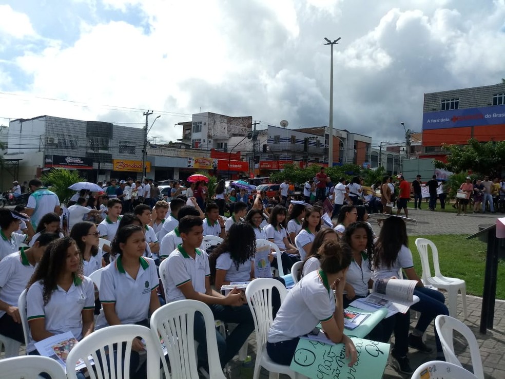 ITAPIPOCA, 10H: Alunos participam de aulão ao ar livre durante protestos no centro do município — Foto: Fetamce/Ascom