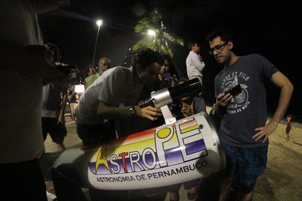 Grupo utilizou telescópio para assistir ao eclipse lunar na Praia de Boa Viagem, na Zona Sul do Recife (Foto: Marlon Costa/Pernambuco Press)