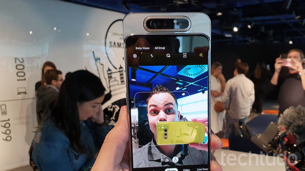 Galaxy A80 expõe módulo de câmera para tirar selfies — Foto: Thássius Veloso/TechTudo