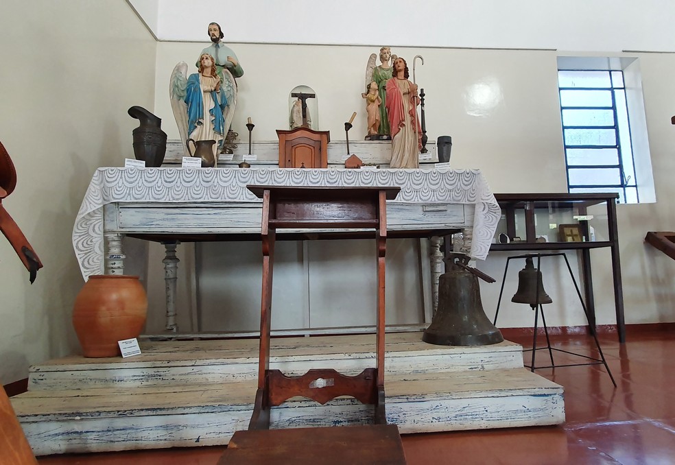 Altar e peças sacras pertenceram à primeira capela construída em Presidente Prudente — Foto: Stephanie Fonseca/G1