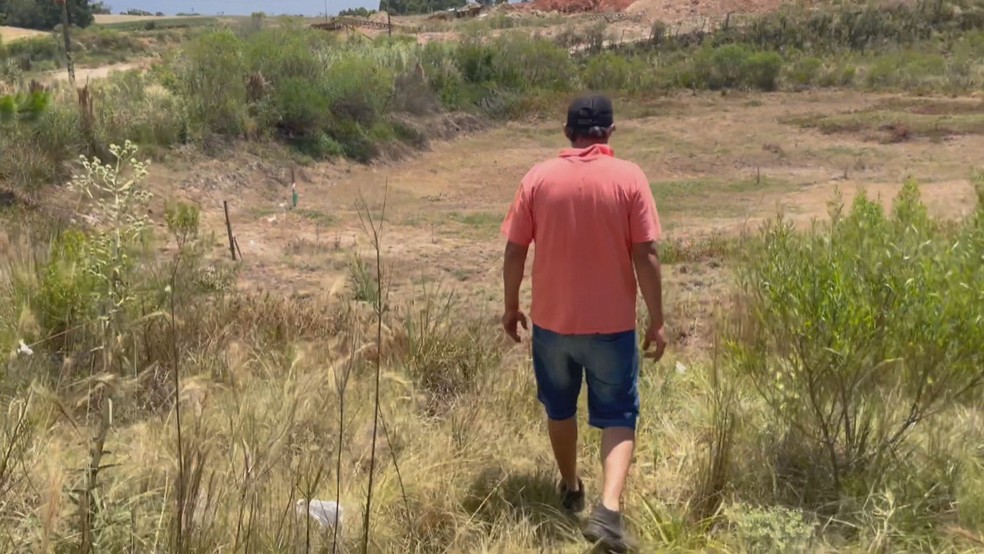 Produtor rural mostra açude seco em Tupanciretã — Foto: Reprodução/RBS TV