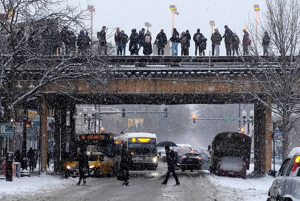 Passageiros aguardavam trem enquanto a neve caía em Chicago, nos EUA, na segunda-feira (28)  — Foto: Kiichiro Sato/AP