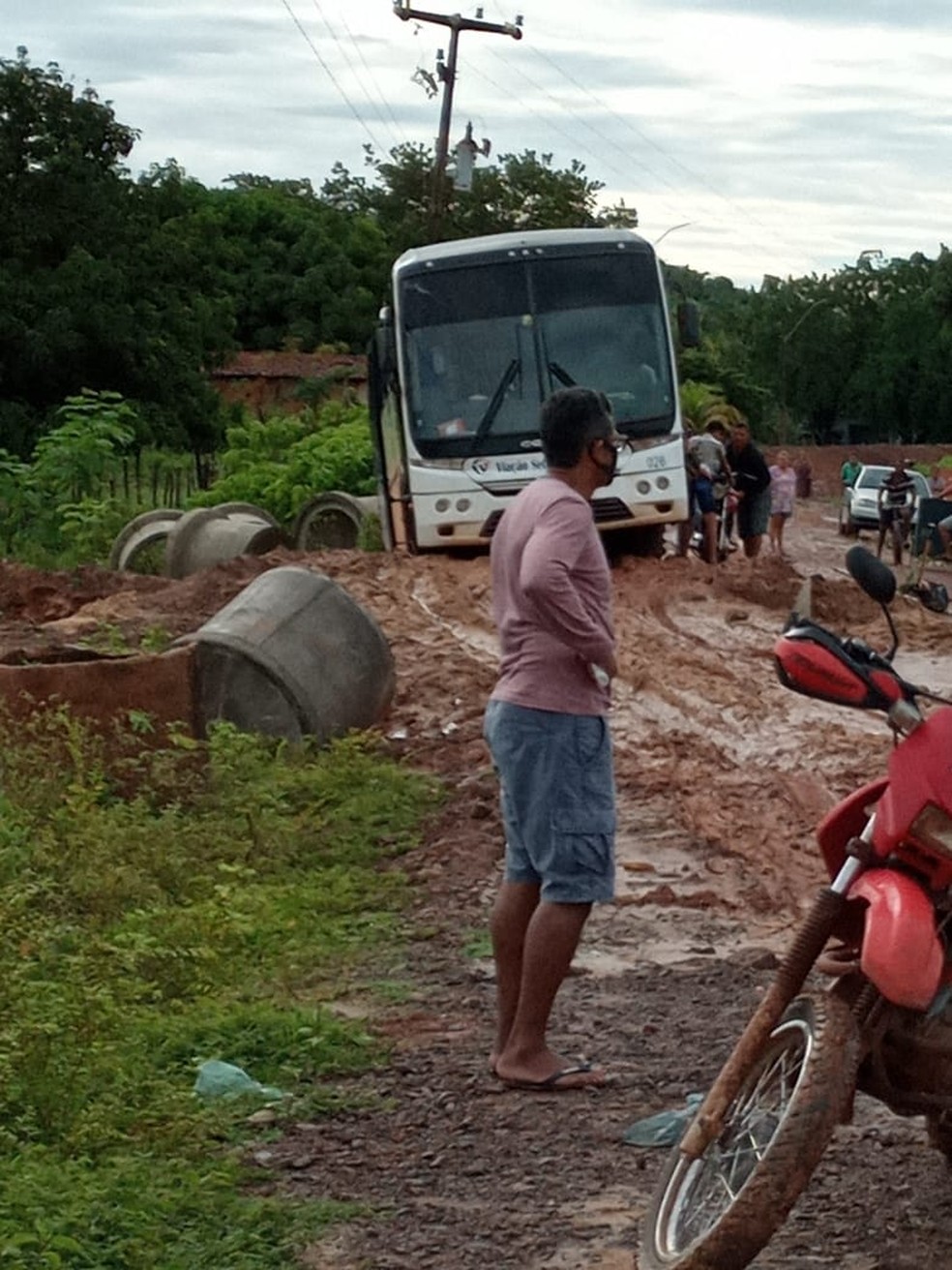 Ônibus atola em PI-110 e precisa ser rebocado por retroescavadeira no Norte do Piauí — Foto: Francisco Rebêlo