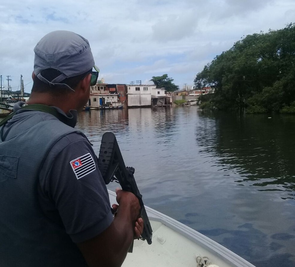 Ação ocorreu para achar responsáveis por roubo a velejadores (Foto: Divulgação/Polícia Militar Ambiental)