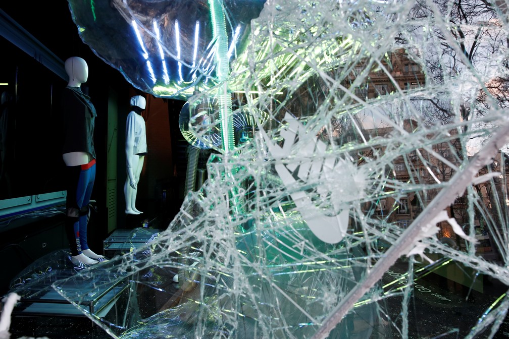 Vitrine da Nike é depredada na avenida Champs-Elysées durante protesto do movimento dos coletes amarelos  — Foto: Benoit Tessier/Reuters