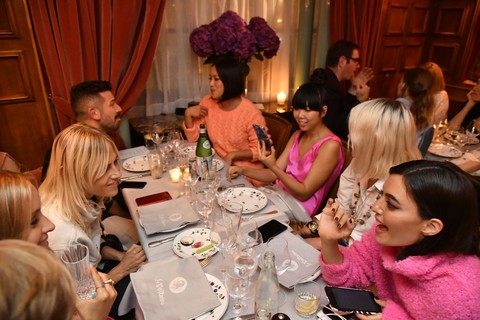 Convidados durante o jantar oferecido pelo MyTheresa.com em parceria com a Sies Marjan