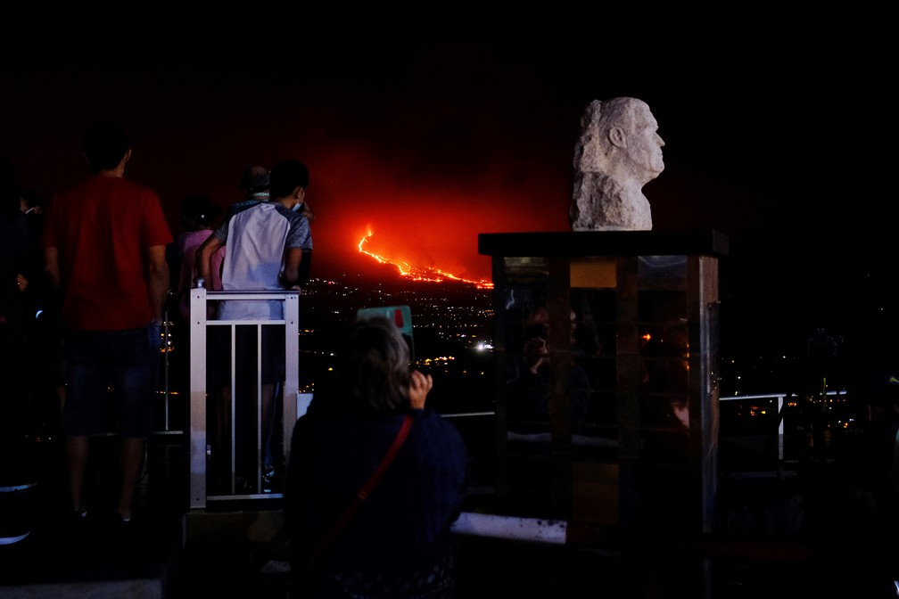 População observa enquanto lava escorre de vulcão em La Palma — Foto: AP Photo/Daniel Roca