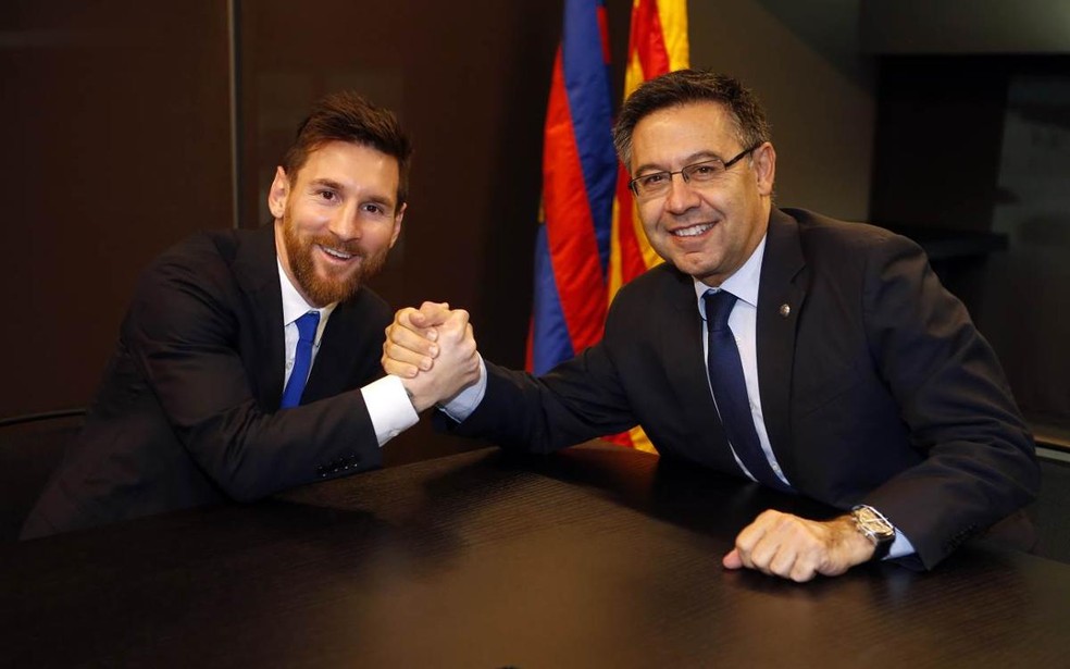 Bartomeu e Messi no dia da última renovação de contrato do craque do Barcelona, em 2017 — Foto: Reprodução / Site Oficial