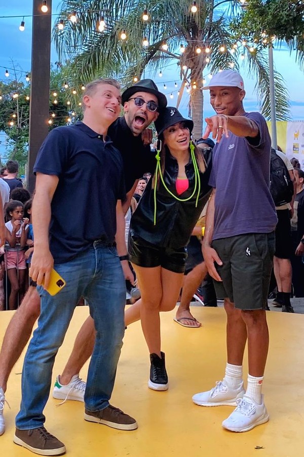 Luciano Huck, Jr, Anitta e Pharrell Williams no Morro da Providência (Foto: reprodução)