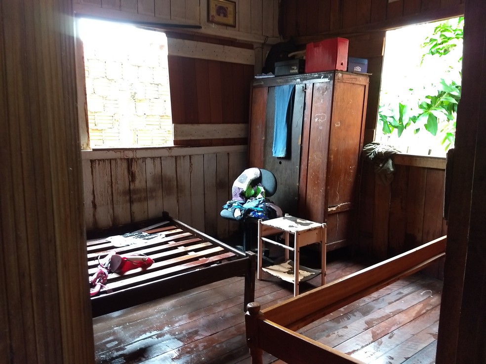 Água invadiu quartos e molhou camas, guarda-roupa, entre outros móveis (Foto: Aline Nascimento/G1)