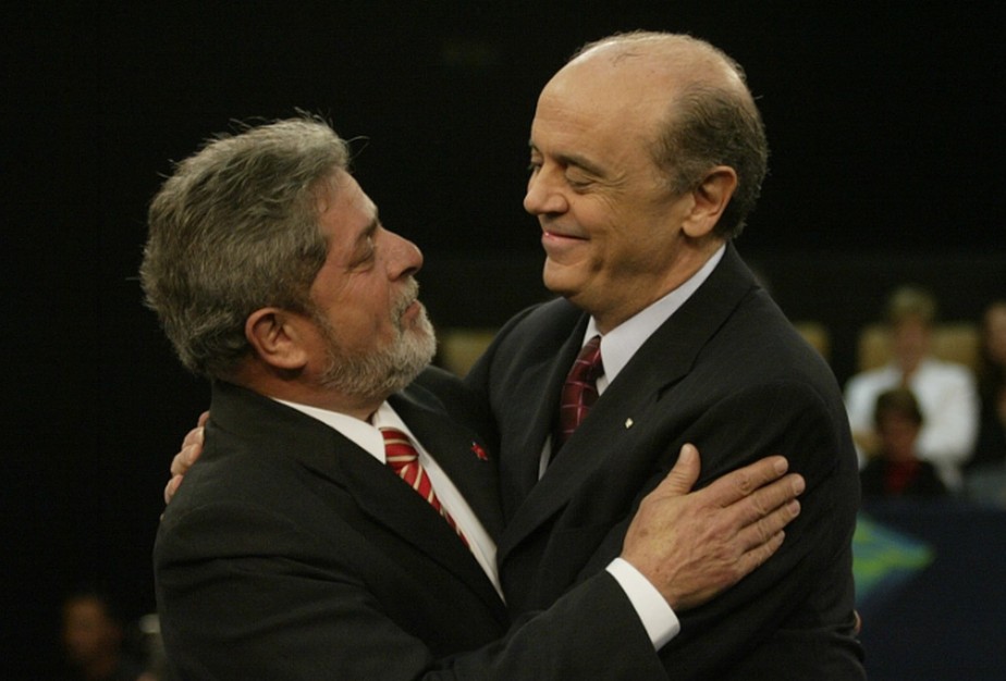 Debate na TV: Lula e José Serra se abraçam nos estúdios da Globo, em 2002