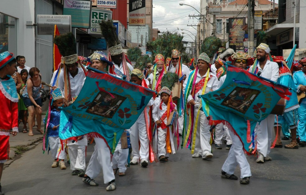 Homens e crianças se dedicam as manifestações e encantam os demais moradores e visitantes (Foto: Fábio Marçal/Arquivo pessoal)