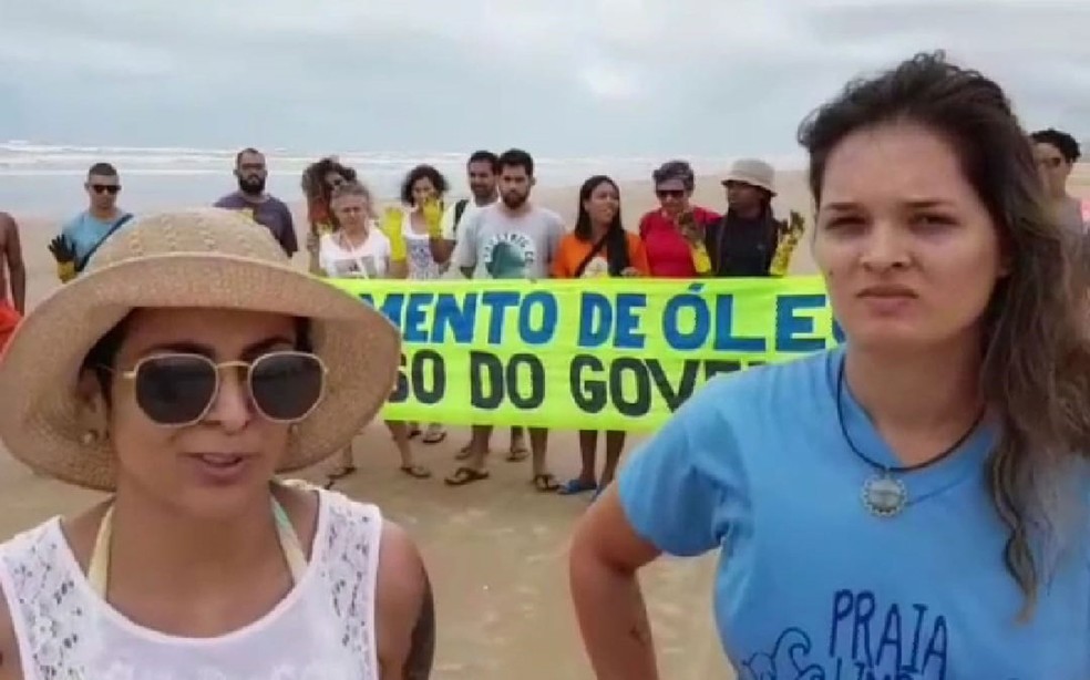 A estudante de biologia Ariel Dantas (de camiseta azul), que participou da limpeza da praia da Cinelândia em Aracaju — Foto: Arquivo pessoal