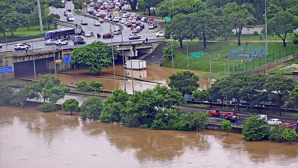 Motoristas ficam presos no trânsito na Marginal Tietê devido a ponto de alagamento na Ponte da Casa Verde — Foto: Reprodução TV Globo