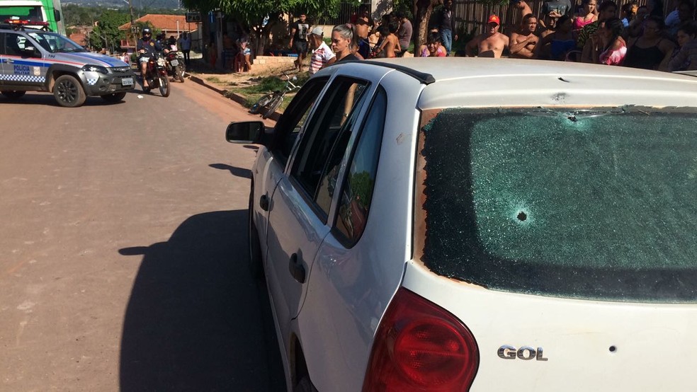 Carro que levava SÃ´nia da Silva Viana e outras cinco pessoas ficou com vÃ¡rias marcas de tiros nos vidros e lataria (Foto: Adonias Silva/G1)