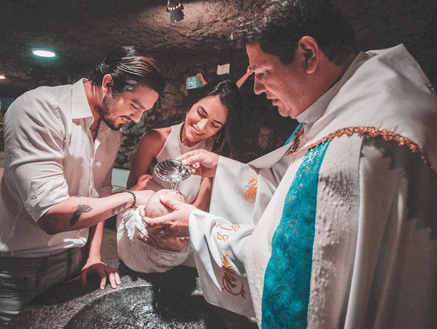 Luan Santana e Jade Magalhães batizam Sophie (Foto: Jon Ricciardo)