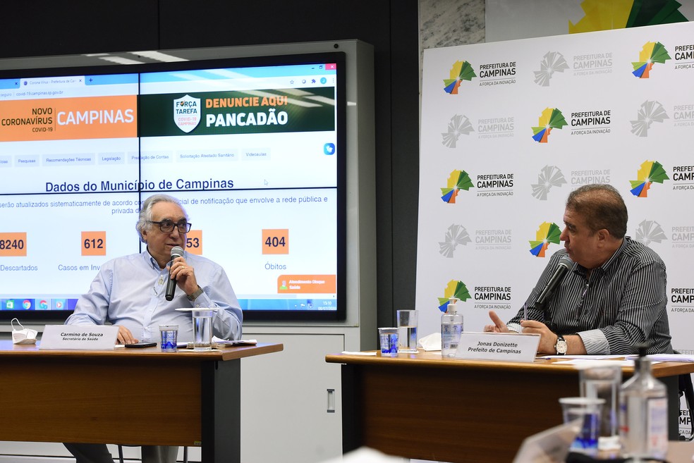 Carmino de Souza (&agrave; esq.), secret&aacute;rio de Sa&uacute;de, e Jonas Donizette, prefeito de Campinas (SP), durante an&uacute;ncio de dados da Covid-19 &mdash; Foto: Carlos Bassan/Prefeitura de Campinas