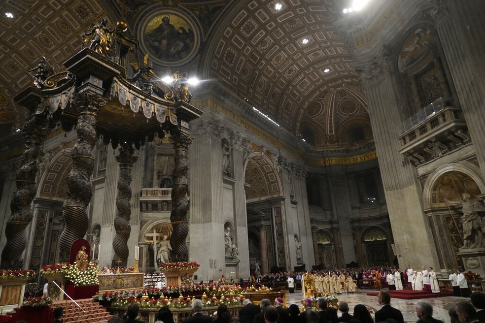 Basílica de São Pedro, no Vaticano, durante a Missa do Galo, presidida pelo papa Francisco, em 24 de dezembro de 2022. — Foto: Gregorio Borgia/ AP