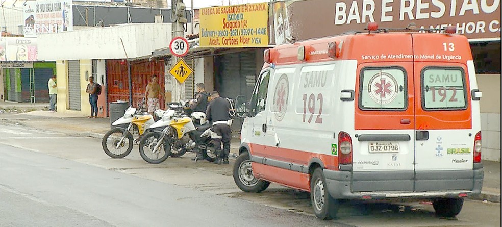 Viatura do Samu foi ao local para prestar &agrave; v&iacute;tima; mulher teve fratura exposta na perna e foi levada ao Hospital Walfredo Gurgel &mdash; Foto: Reprodu&ccedil;&atilde;o/Inter TV Cabugi