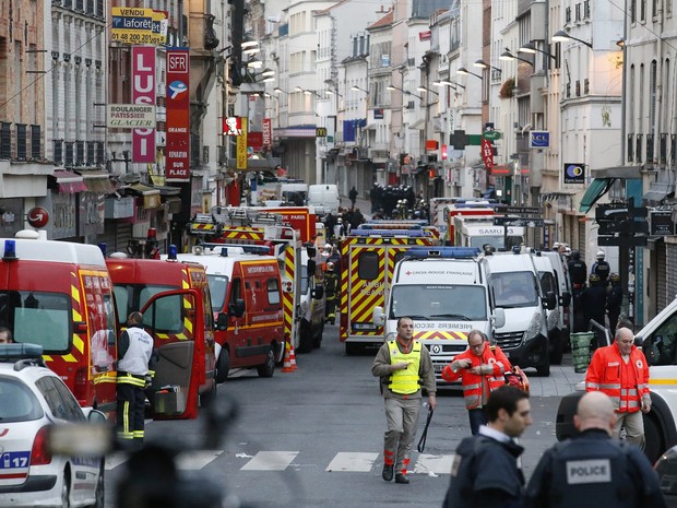 Polícia e ambulâncias durante caçada a mentor de atentados em Paris; operação foi realizada em Saint-Denis (Foto: AP Photo/Francois Mori)