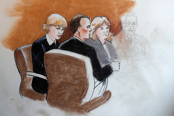 Uma reconstituição ilustrada do julgamento do homem acusado de assediar Taylor Swift mostrando a presença da mãe da cantora (Foto: Divulgação)