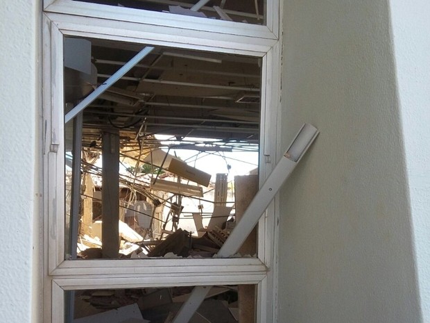 Teto da agência desabou com a explosão do cofre (Foto: Silvia Torres/TV Cabo Branco) Teto da agência desabou com a explosão do cofre (Foto: Silvia Torres/TV Cabo Branco)