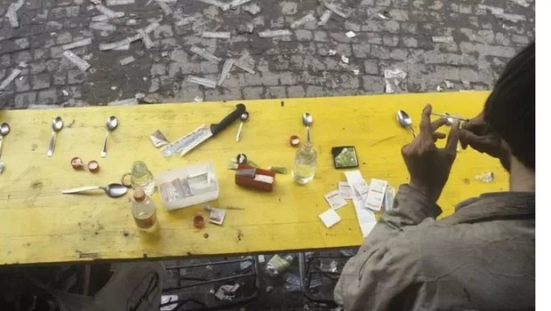 Registro do consumo de drogas a céu aberto em 1989 no Platzspitz Park em Zurique (Foto: GETTY IMAGES via BBC)