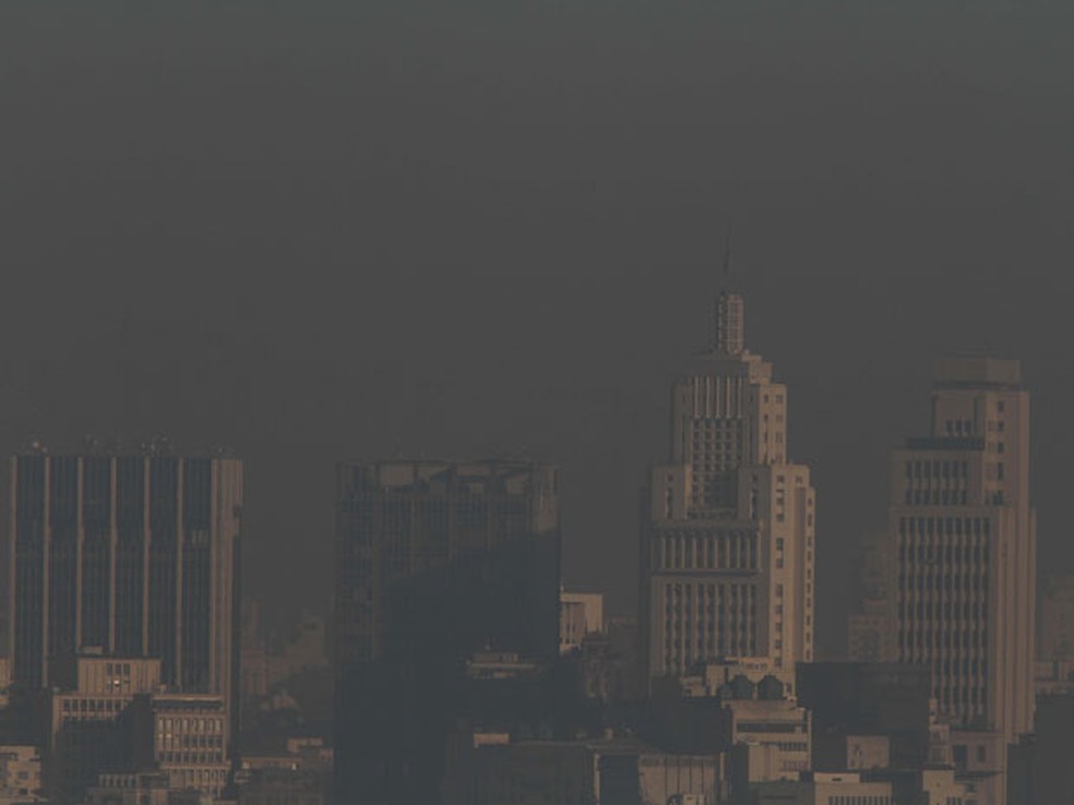 O tempo seco na cidade de SÃ£o Paulo. Baixa umidade dificulta a dispersÃ£o dos poluentes, prejudicando a qualidade do ar (Foto: Luiz Guarnieri/AE)