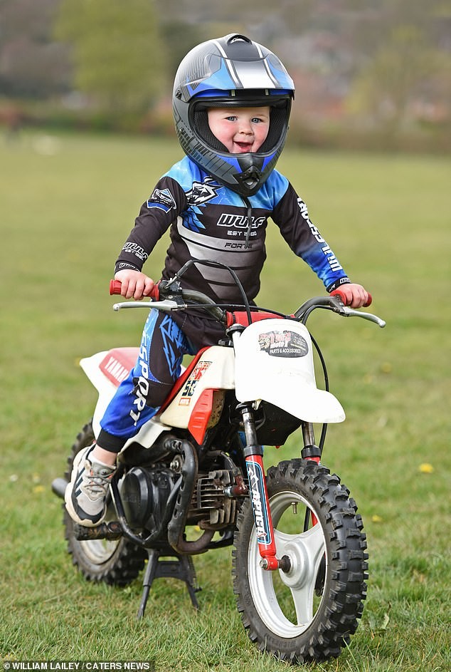 Menino de 5 Anos Andando de Moto Grande KTM 250 Motocross 