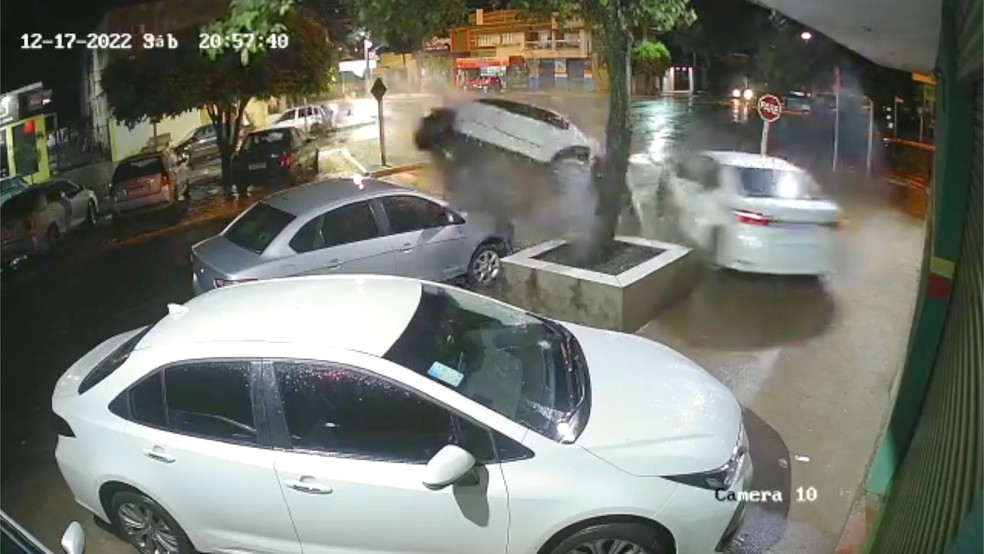 Carros ficaram destruídos com a colisão. — Foto: Reprodução/Câmeradesegurança