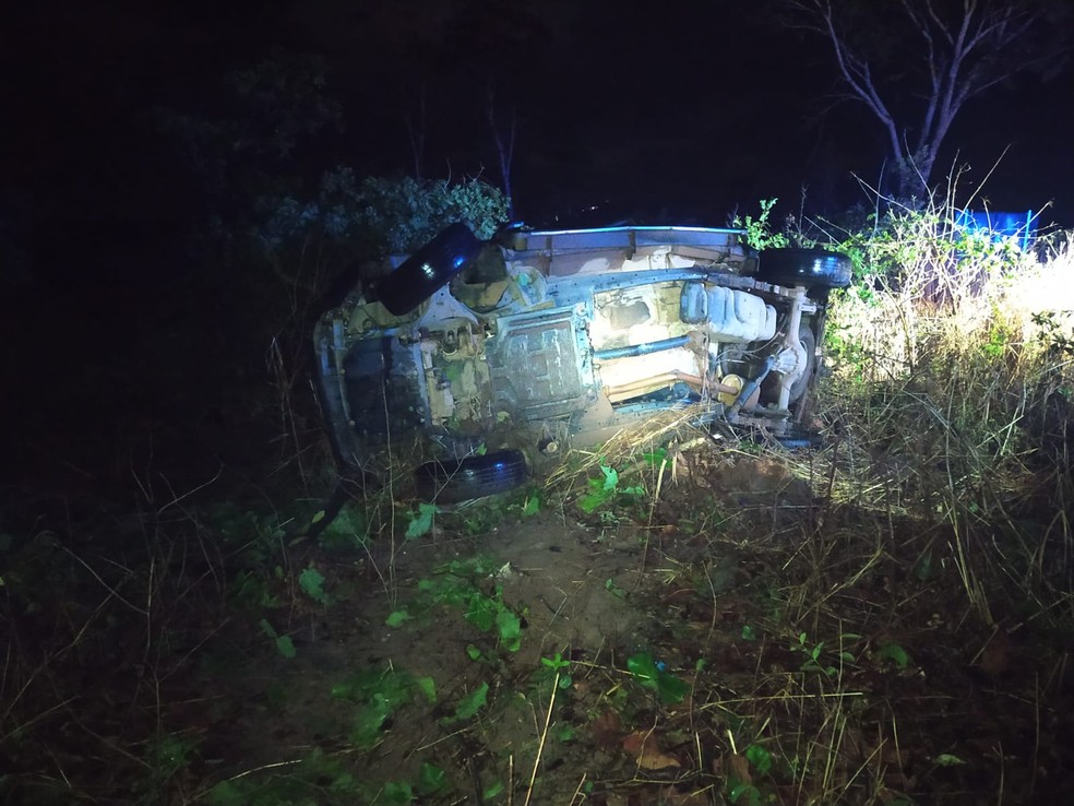 Carro ap?s acidente na BR 135 no Sul do Piau? ? Foto: Divulga??o/PRF