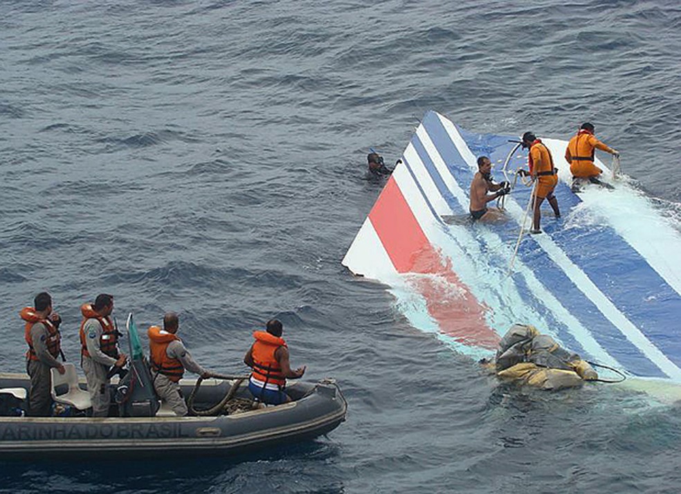 Equipe da Marinha recupera destroço do voo 447 em 8 de junho de 2009 — Foto: The New York Times