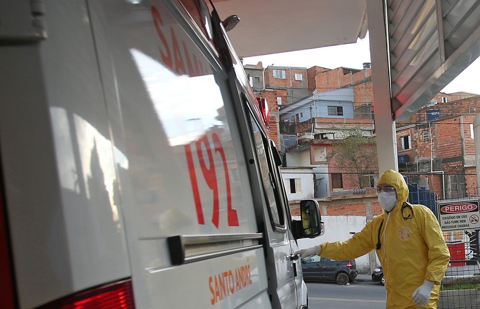 12 de maio - Médico  do SAMU (Serviço de Atendimento Móvel de Urgência) se prepara para transportar paciente de um centro de saúde de emergência para hospital, em meio à pandemia de coronavírus (COVID-19), em Santo André, São Paulo — Foto: Rahel Patrasso/Reuters