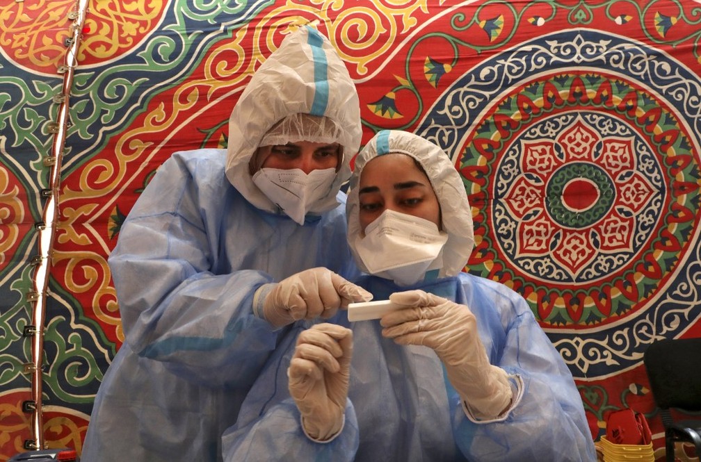Médicas do Ministério da Saúde da Palestina examinam amostras de sangue de pessoas com suspeita de infecção pelo novo coronavírus (Sars-CoV-2) no dia 15 de julho. — Foto: Hazem Bader/AFP
